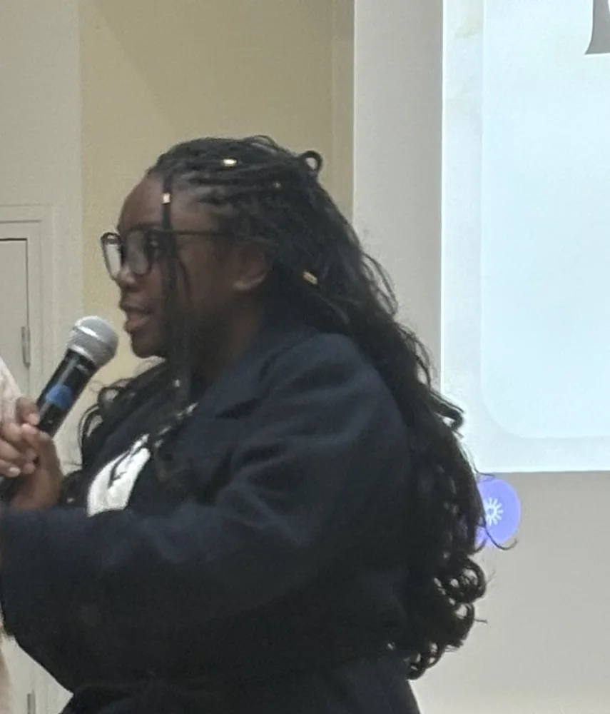 Binta Kande présente un projet au micro
